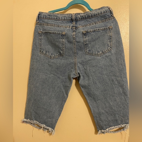 Fashion Nova distressed Jeans Bermuda size 9 - Picture 3 of 4